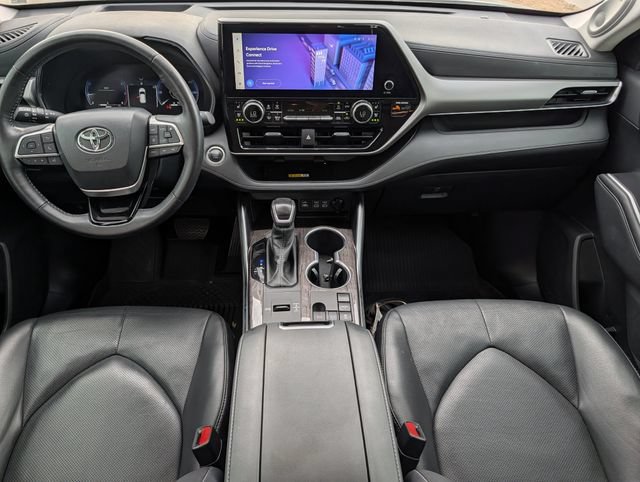 Used 2024 Toyota Highlander Platinum FWD image 11