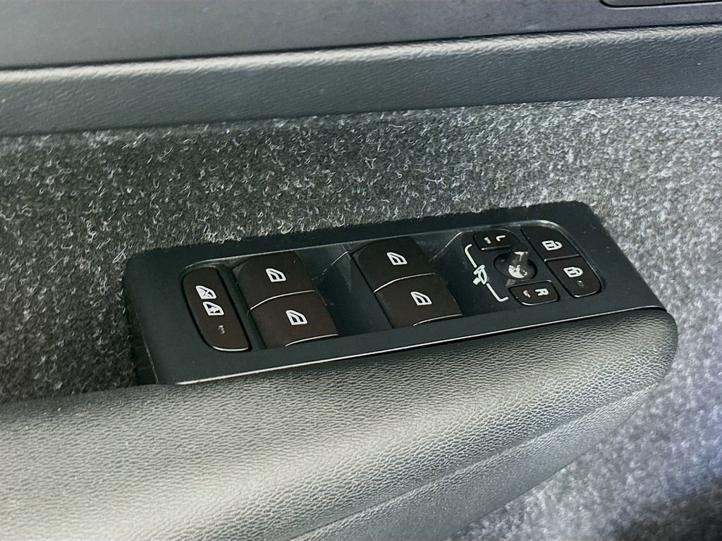 Used 2019 Volvo XC40 T5 Momentum image 18