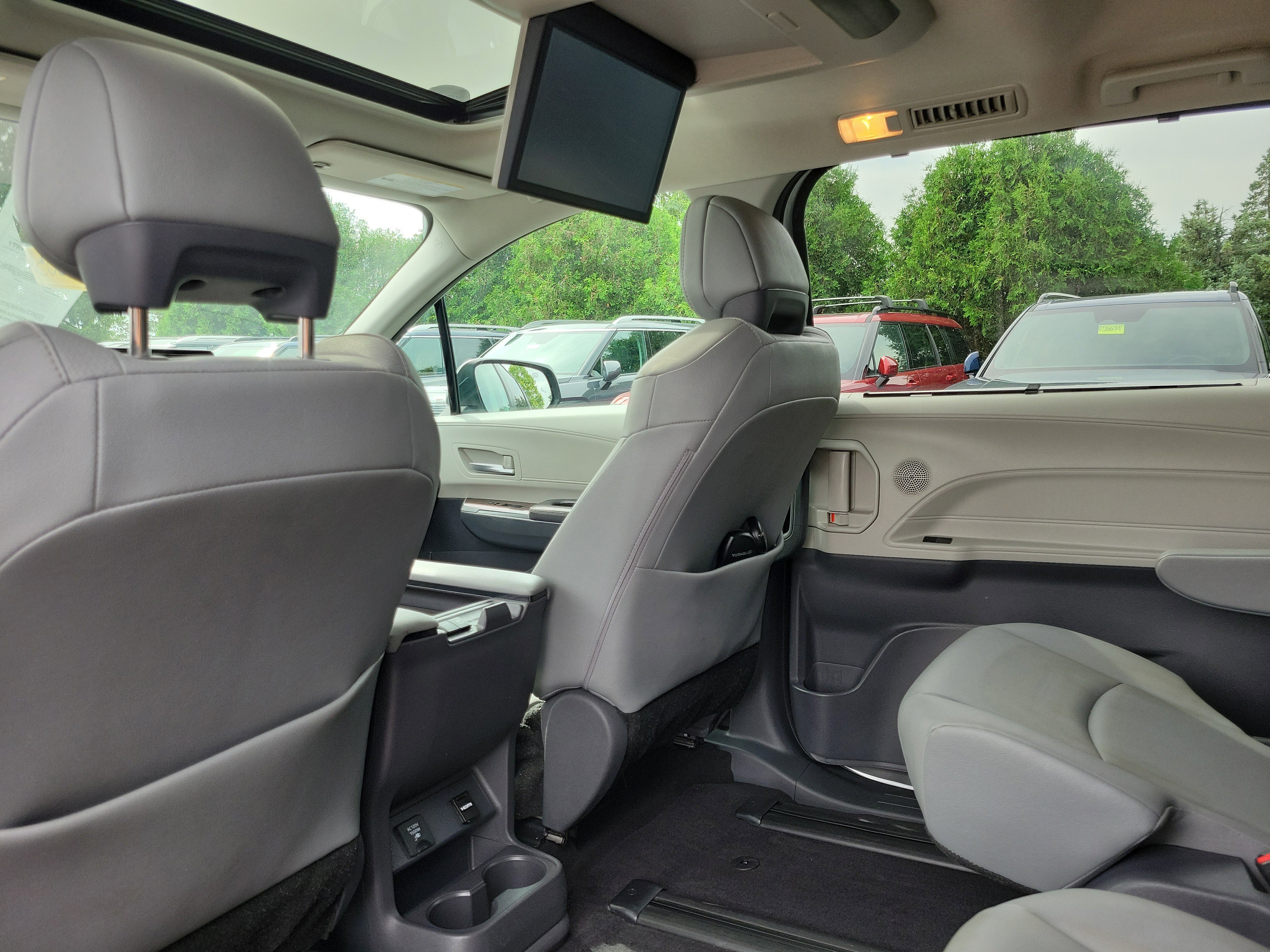 Used 2021 Toyota Sienna XLE w/ XLE Plus Package AWD/4WD image 13
