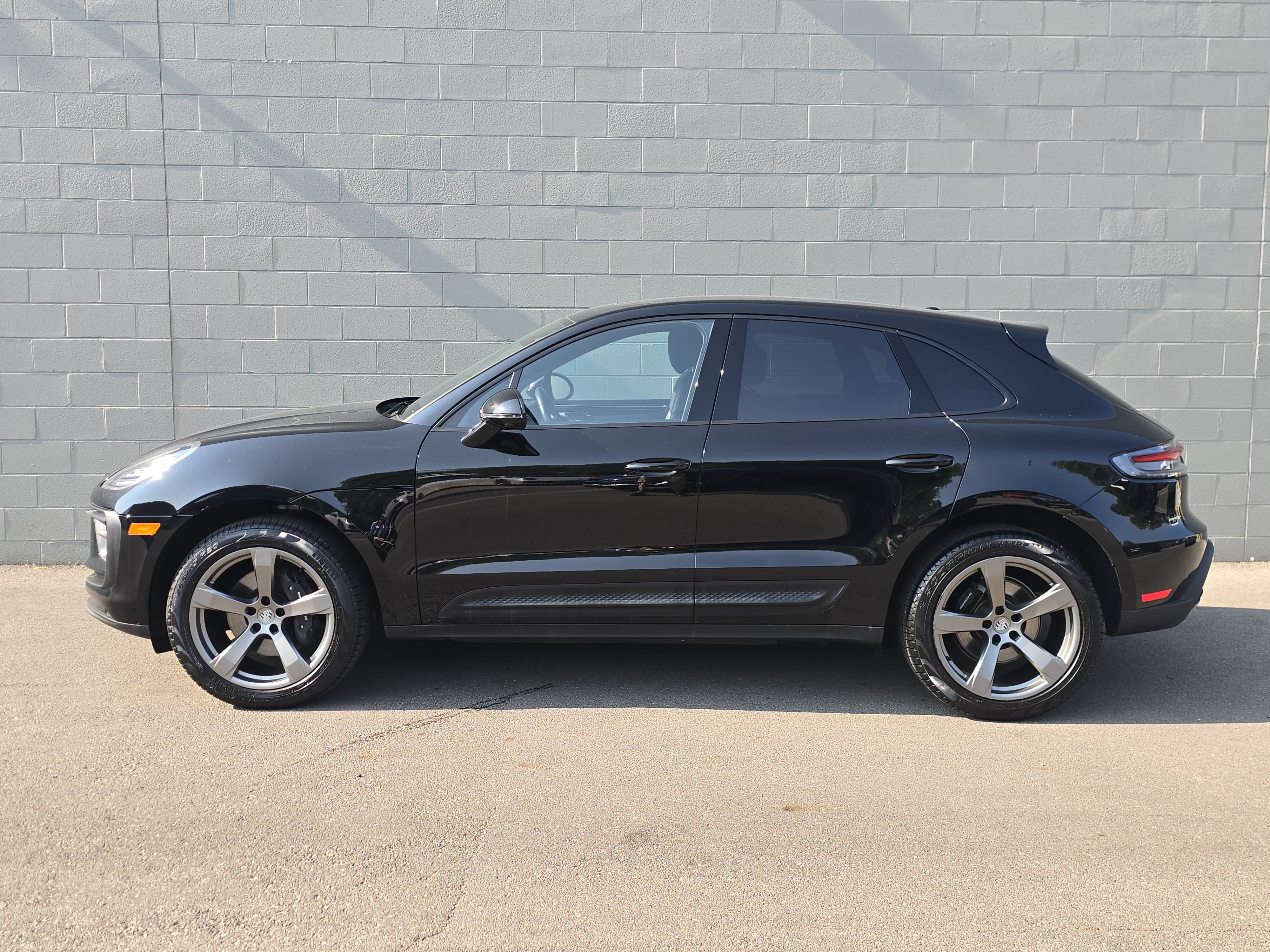Certified 2023 Porsche Macan AWD/4WD image 2