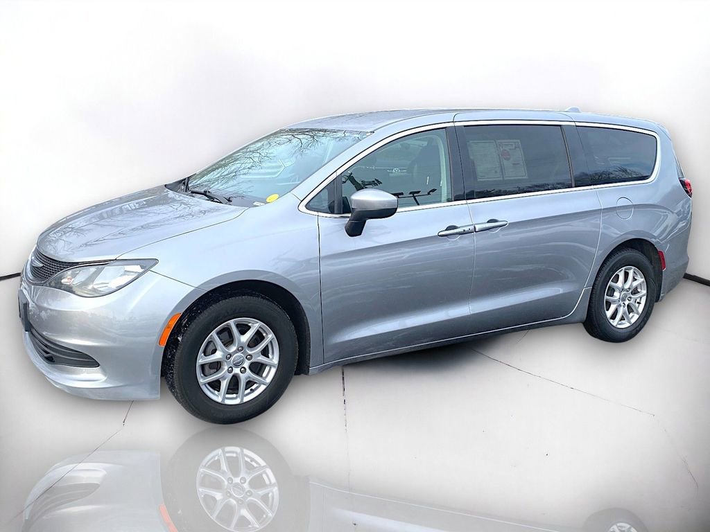 Used 2020 Chrysler Voyager LX image 2