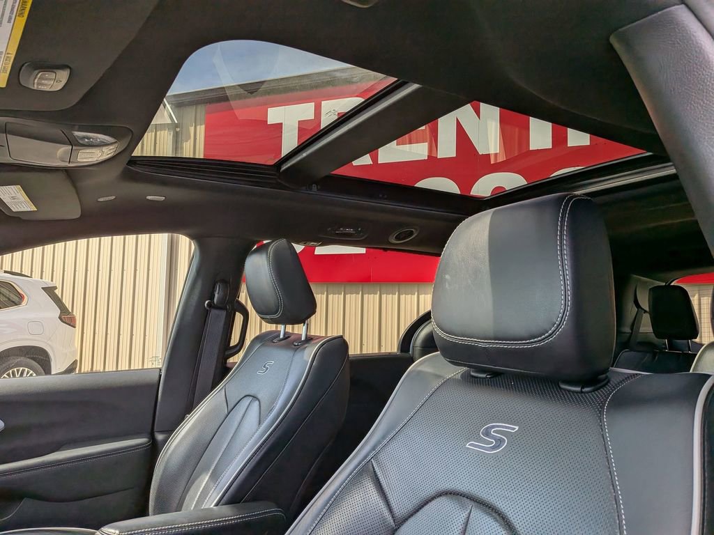 Used 2025 Chrysler Pacifica Limited image 14