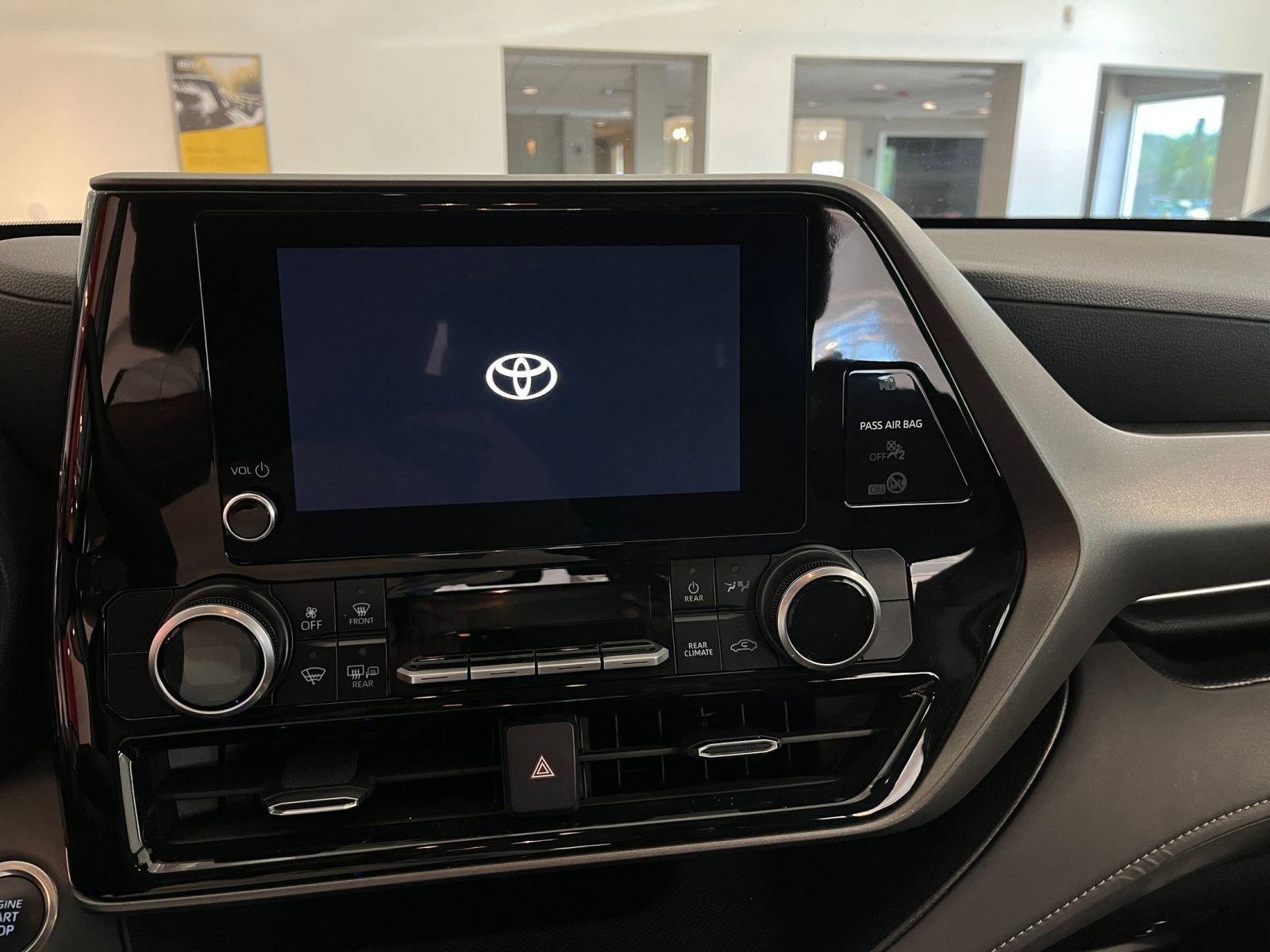Used 2025 Toyota Highlander LE FWD image 20