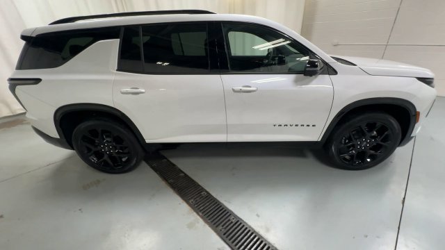 Used 2025 Chevrolet Traverse RS FWD image 9