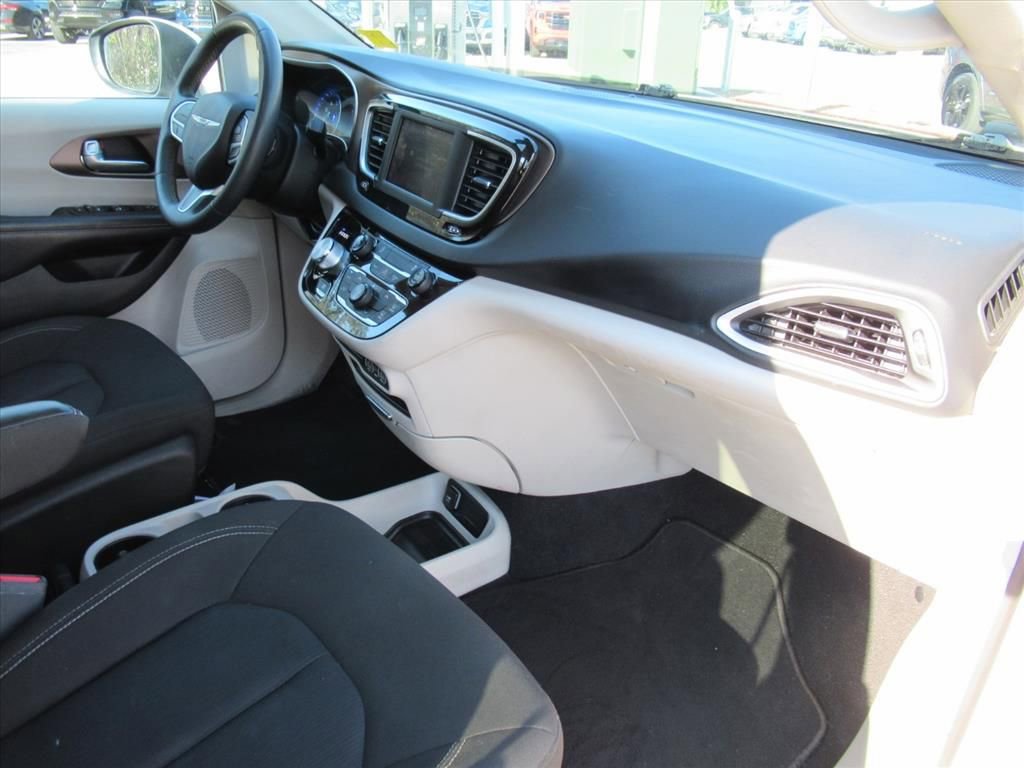 Used 2022 Chrysler Voyager LX image 9