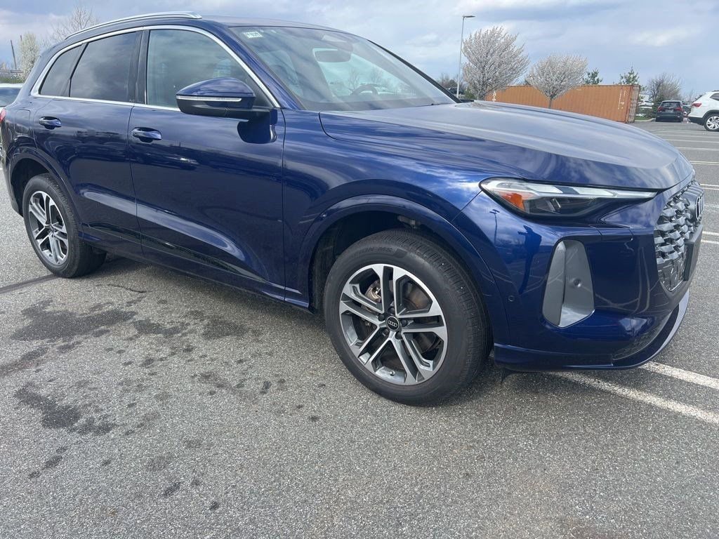 Used 2025 Audi Q5 Premium w/ Convenience Package image 3