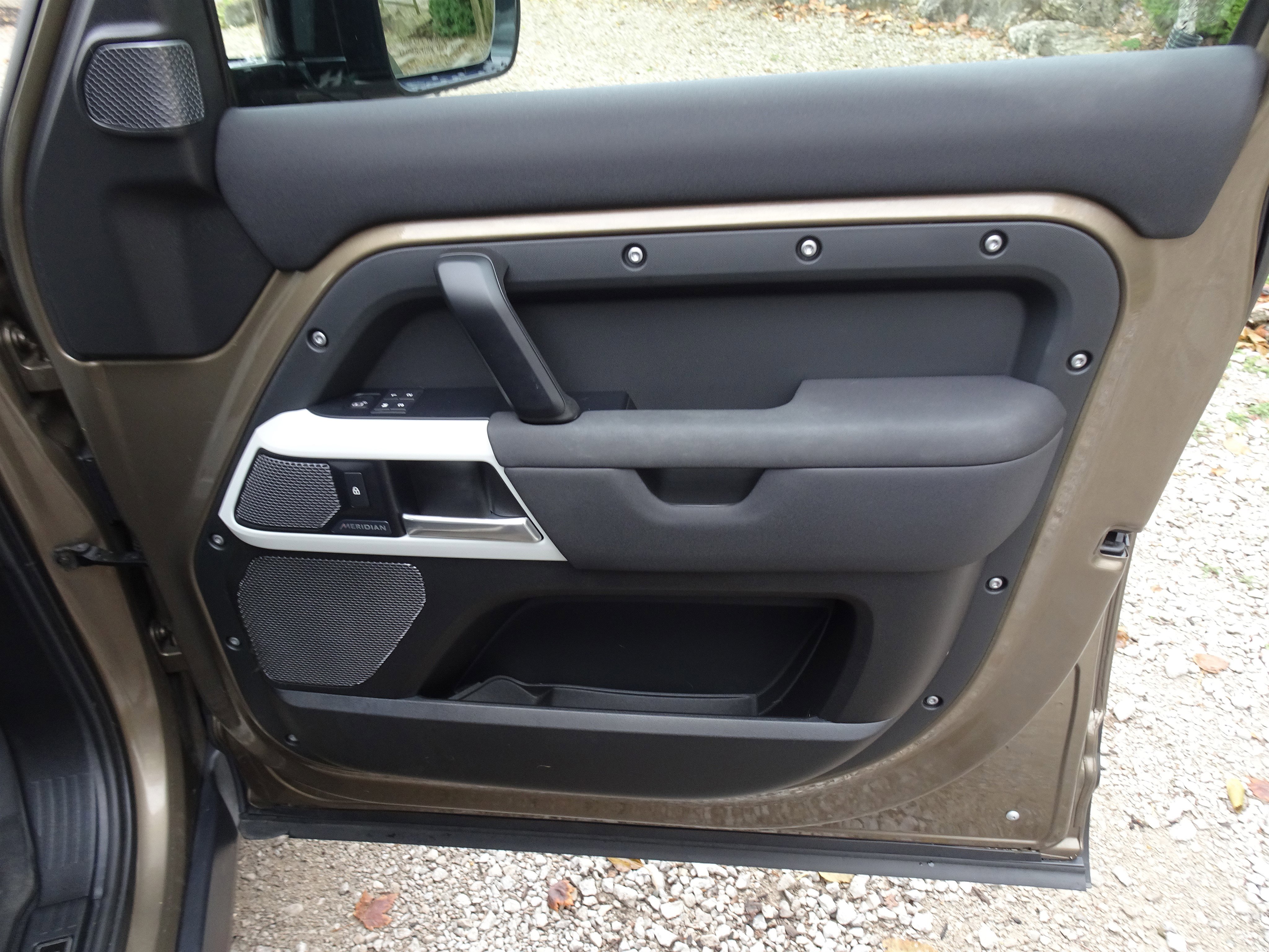 Used 2020 Land Rover Defender 110 First Edition image 26