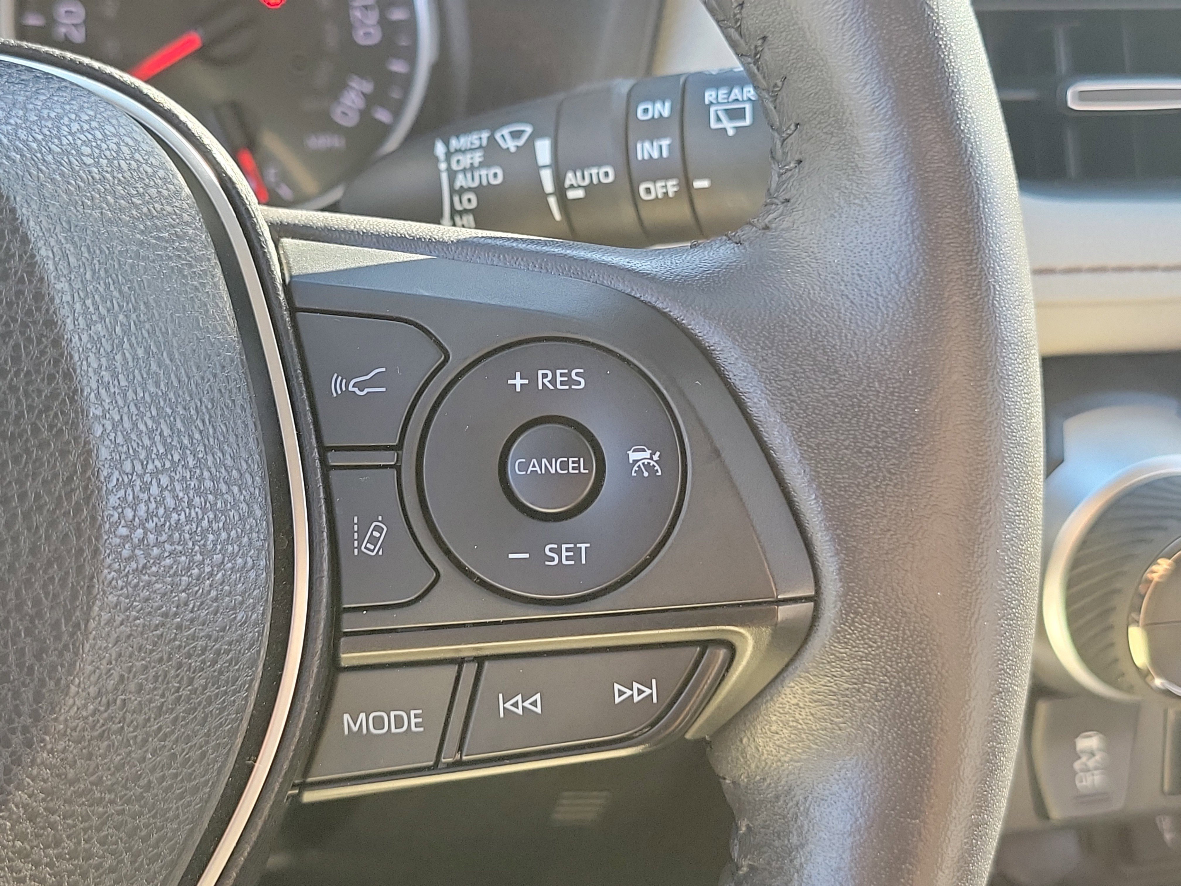 Used 2022 Toyota RAV4 XLE Premium image 28