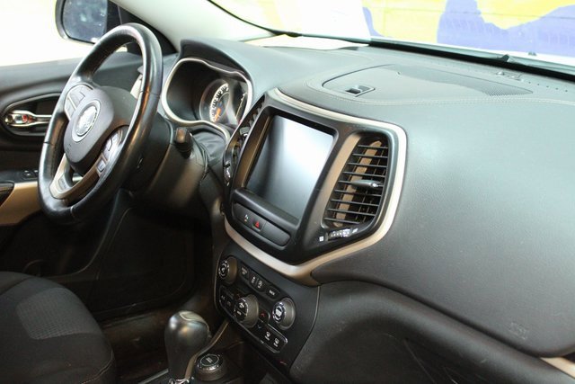 Used 2017 Jeep Cherokee Latitude w/ Comfort & Convenience Group image 10