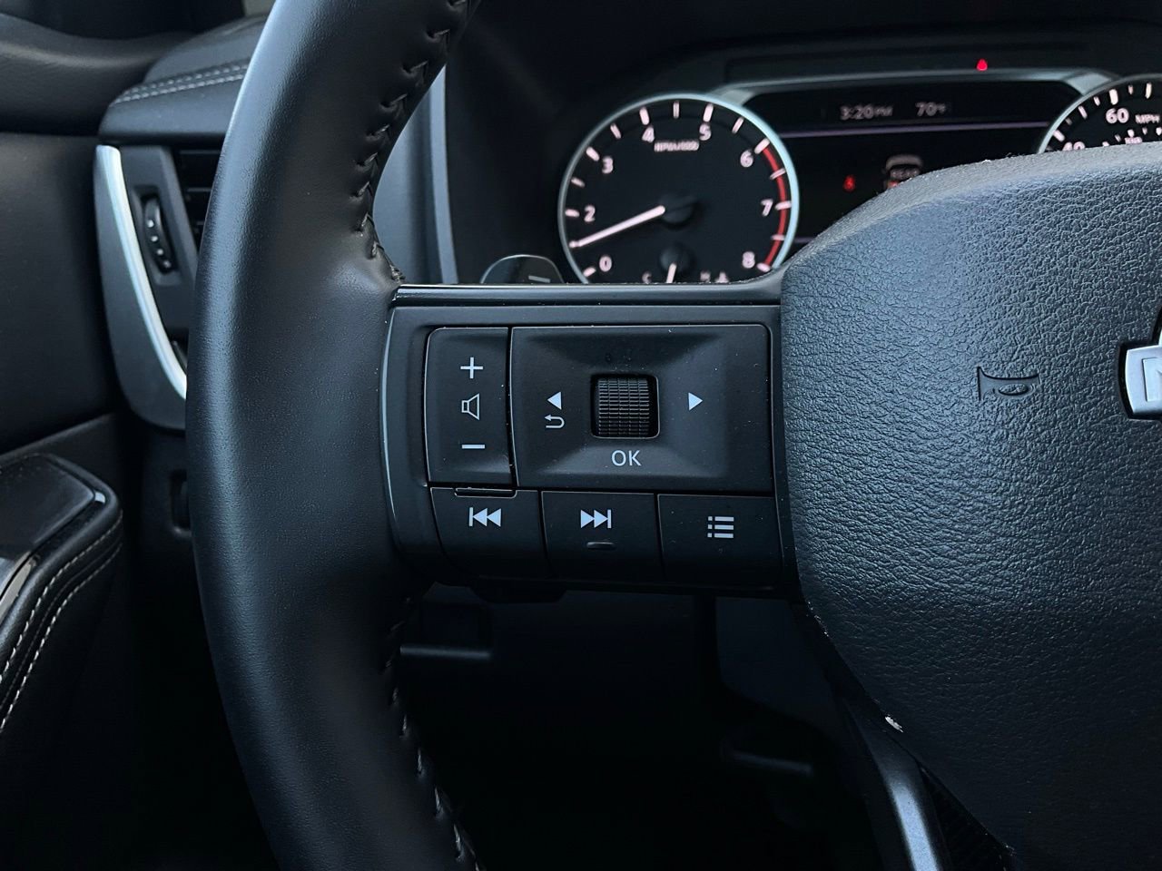 Used 2025 Nissan Rogue SV image 33