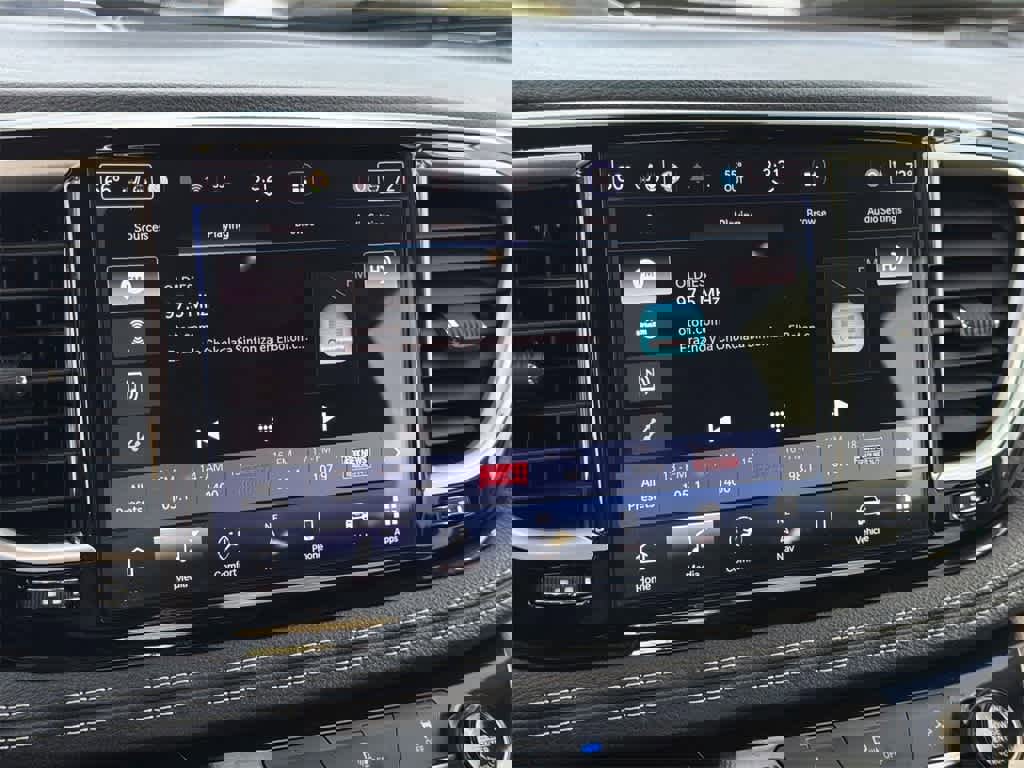 Used 2024 Chrysler Pacifica Select image 19