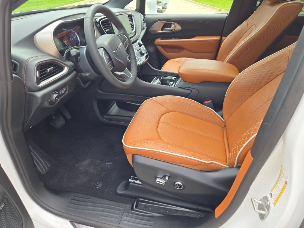 Certified 2024 Chrysler Pacifica Pinnacle FWD image 21