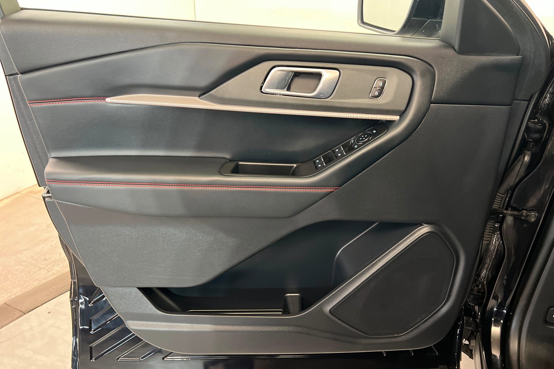 Used 2025 Ford Explorer ST-Line image 15