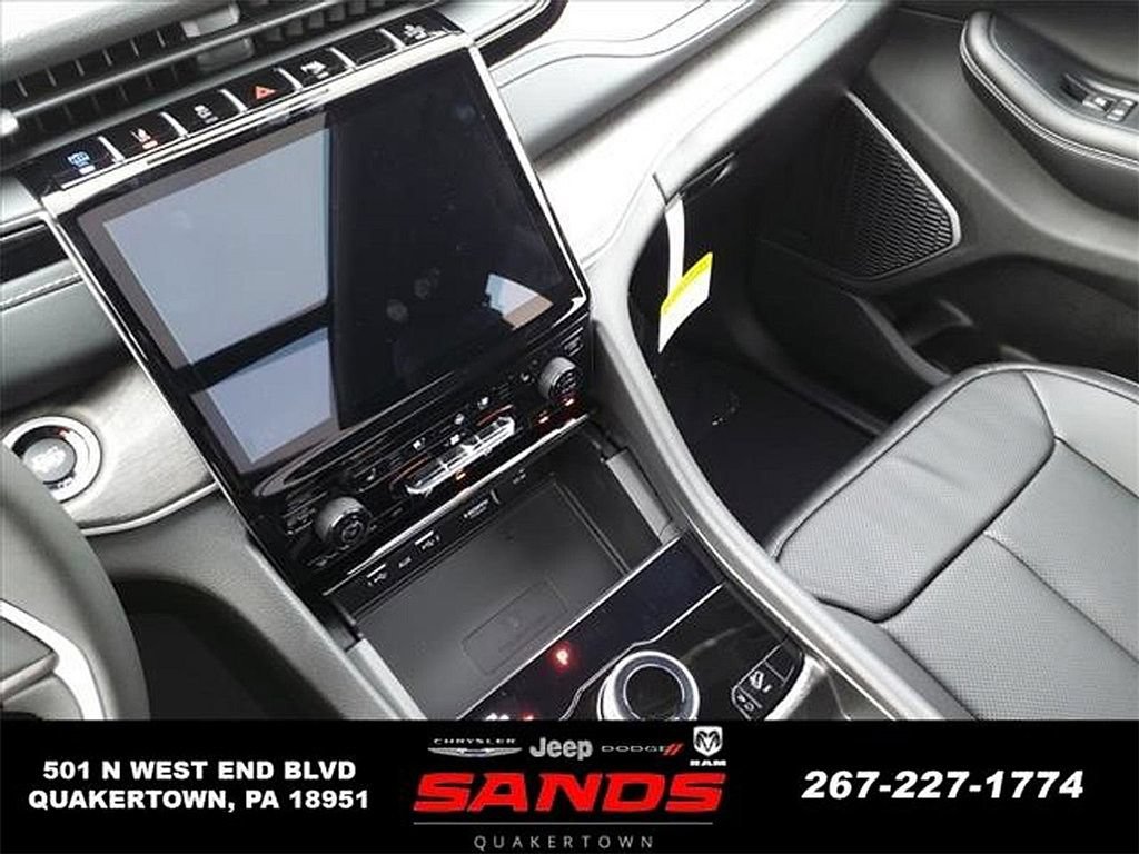 New 2023 Jeep Grand Cherokee 4WD 4xe w/ Luxury Tech Group II image 18
