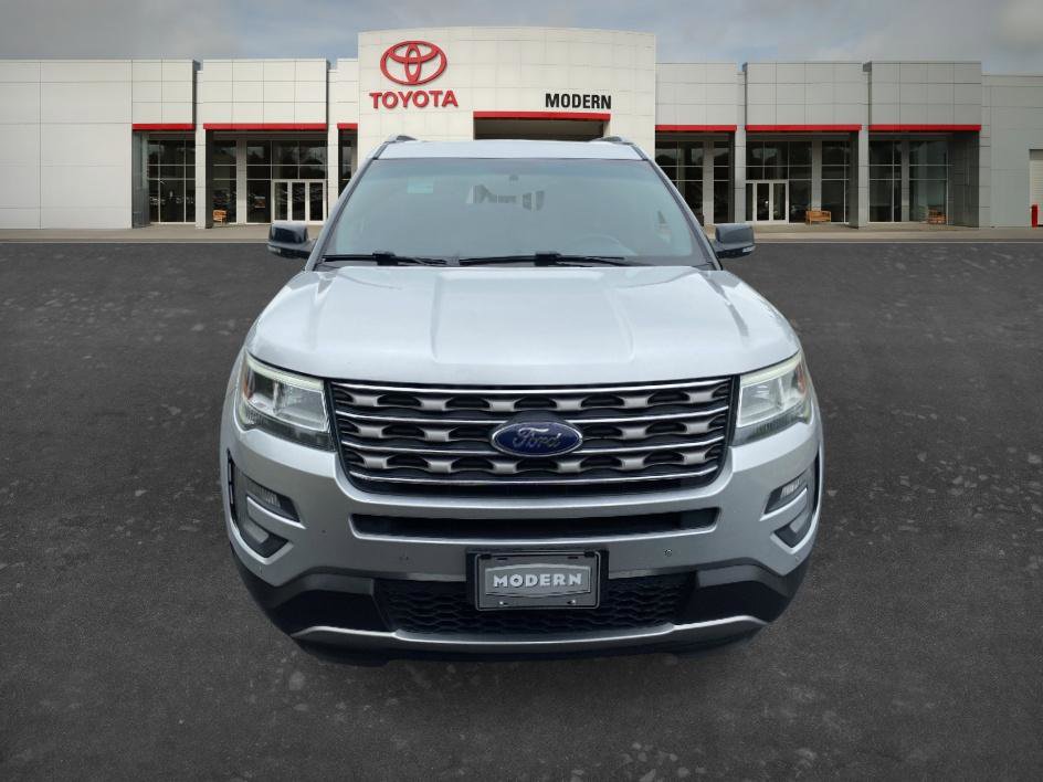 Used 2016 Ford Explorer XLT w/ Equipment Group 202A FWD image 2