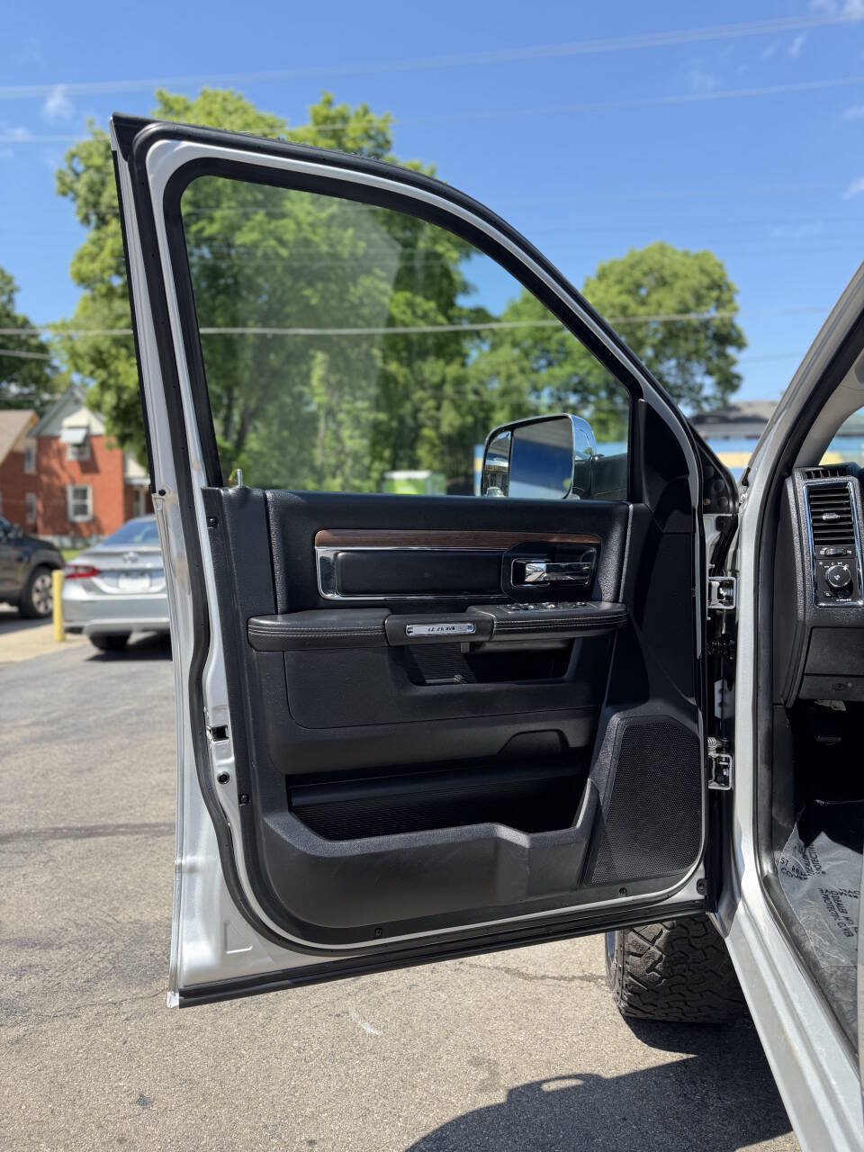 Used 2014 RAM 3500 Laramie AWD/4WD image 11