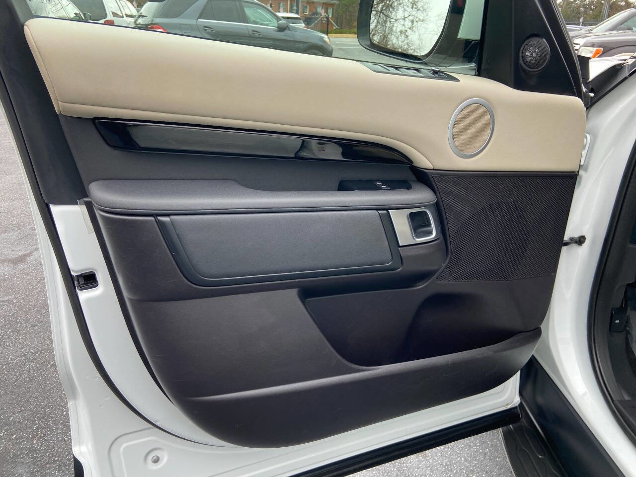 Used 2019 Land Rover Discovery SE AWD/4WD image 19