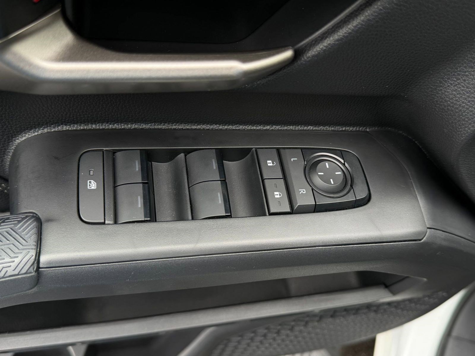 Used 2025 Toyota Tacoma Limited AWD/4WD image 22