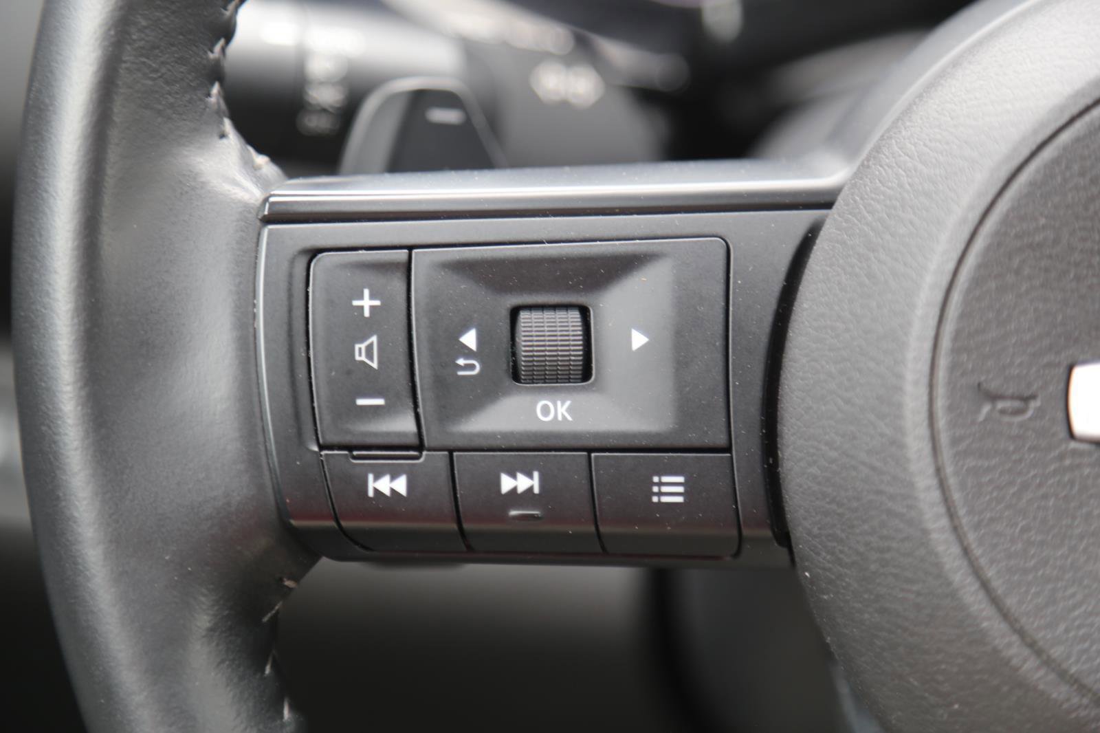 Used 2025 Nissan Pathfinder SV FWD image 9