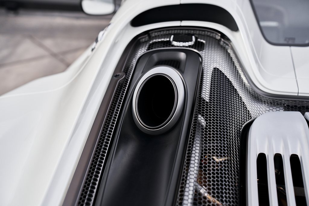 Used 2015 Porsche 918 Spyder image 32