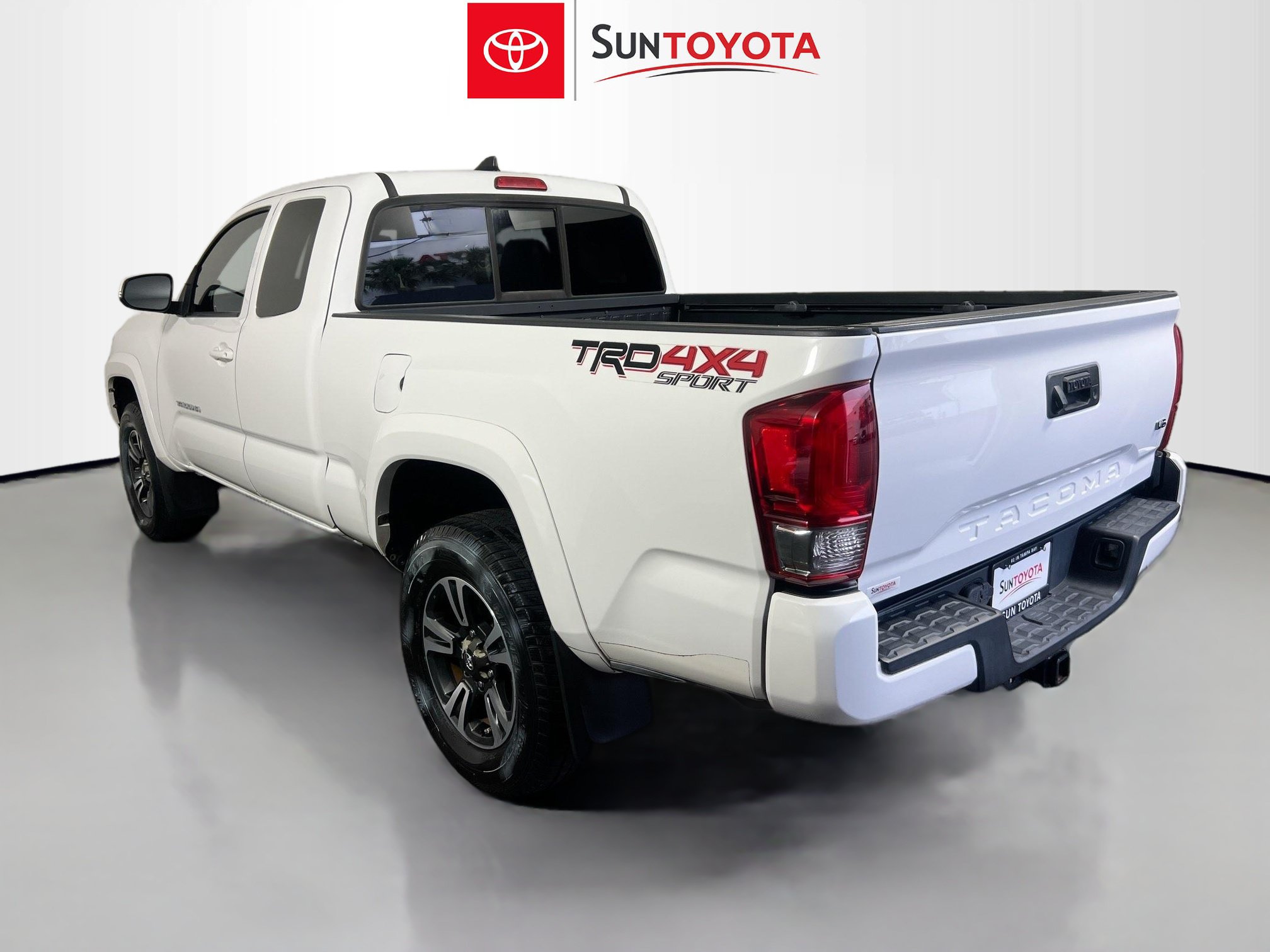 Used 2017 Toyota Tacoma TRD Sport w/ Tow Package (A/T) AWD/4WD image 6