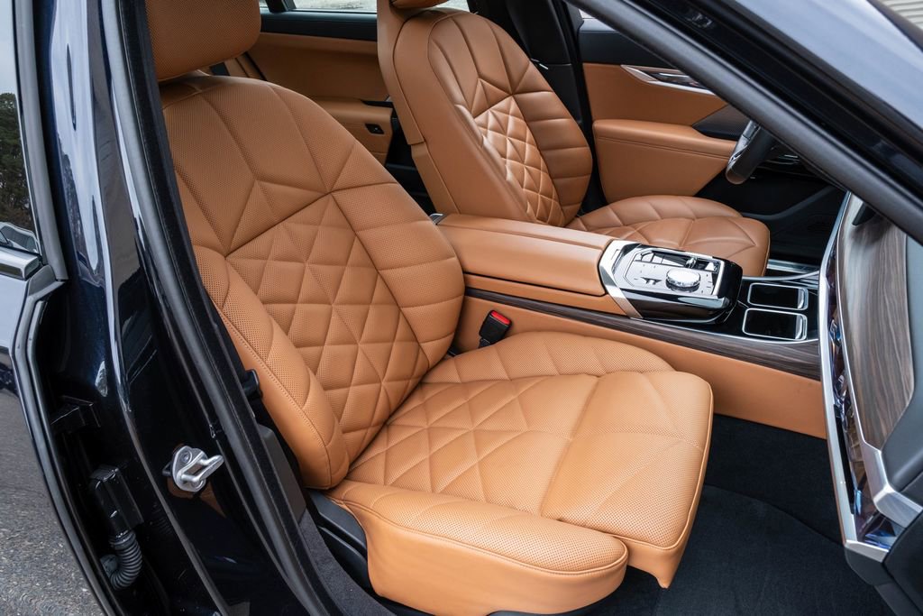 Used 2023 BMW 740i w/ Parking Assistance Package image 26