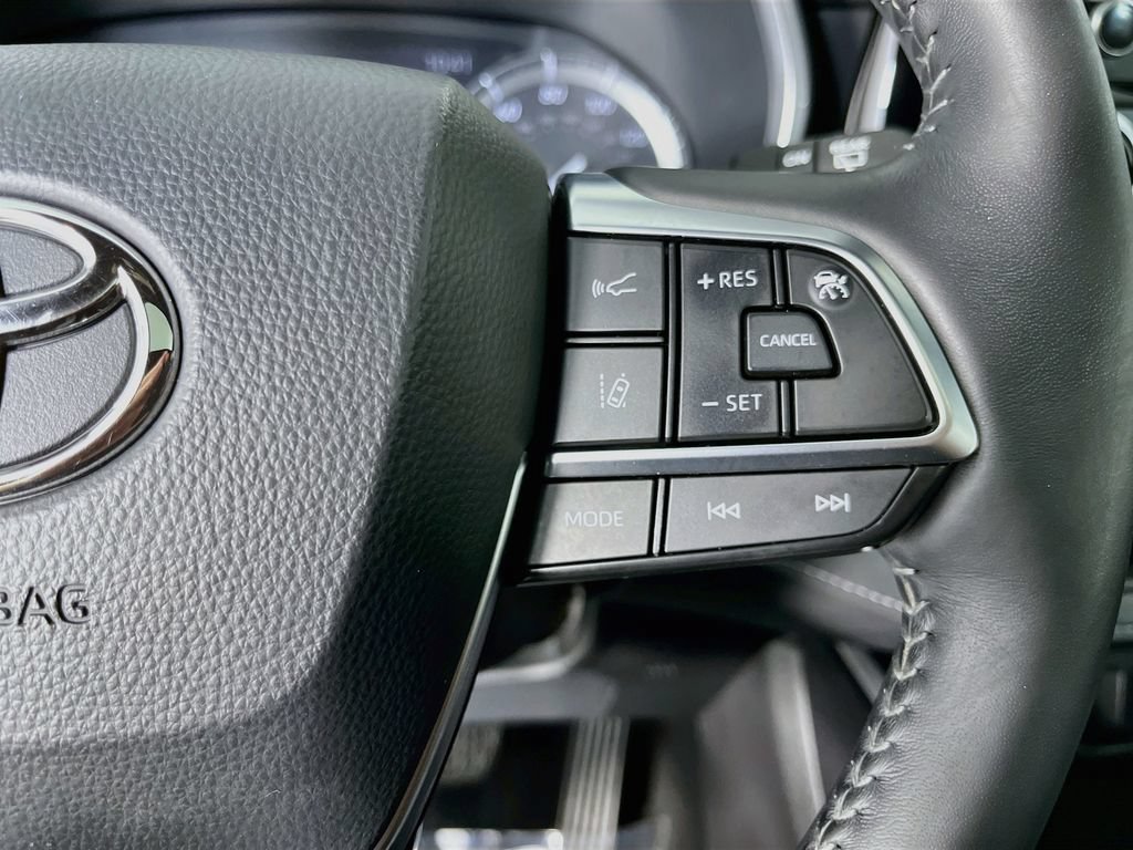 Used 2021 Toyota Highlander XSE AWD/4WD image 16