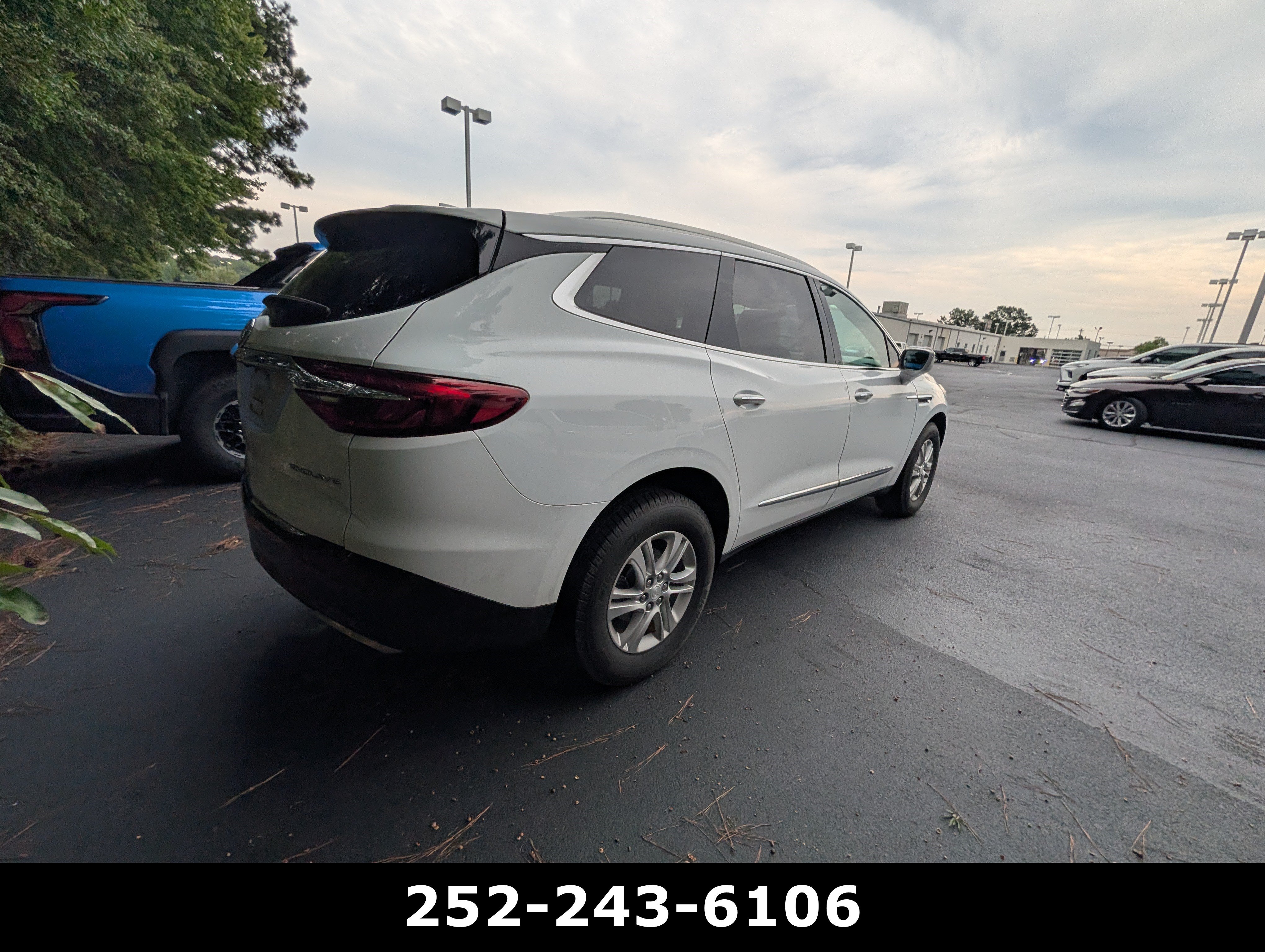 Used 2018 Buick Enclave Essence FWD image 3