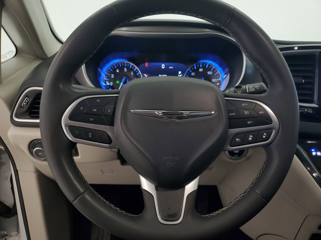 Used 2024 Chrysler Pacifica Touring-L image 13