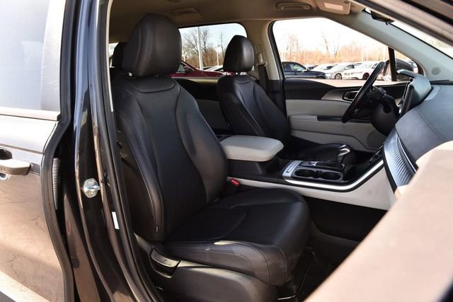 Used 2024 Kia Carnival LX image 20