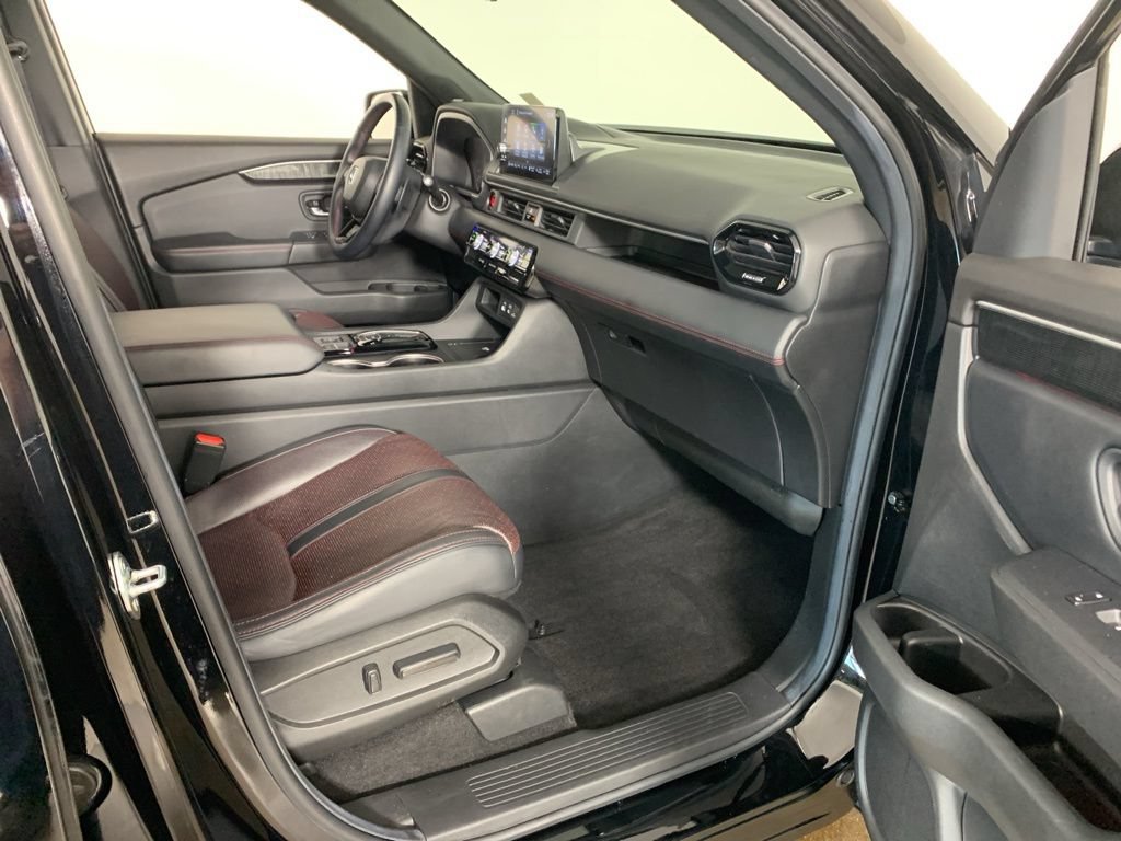Used 2025 Honda Pilot Black Edition image 43