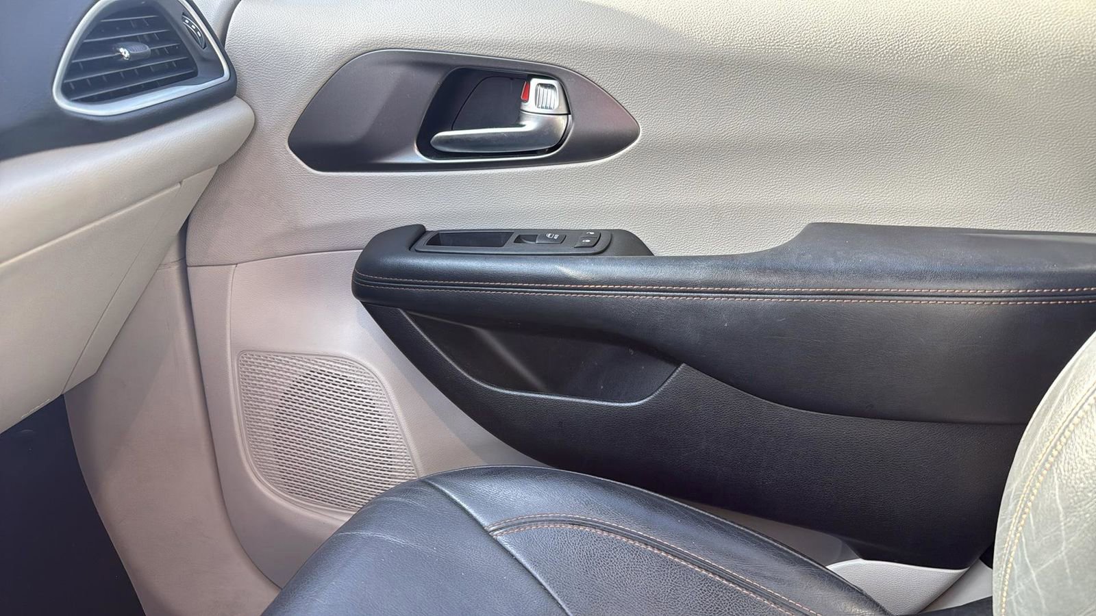 Used 2020 Chrysler Pacifica Touring-L image 24