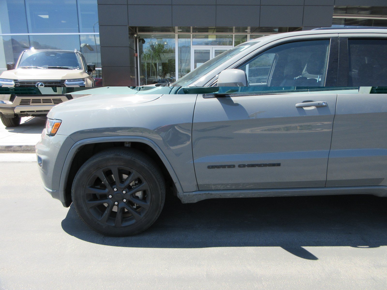 Used 2021 Jeep Grand Cherokee Laredo X AWD/4WD image 2