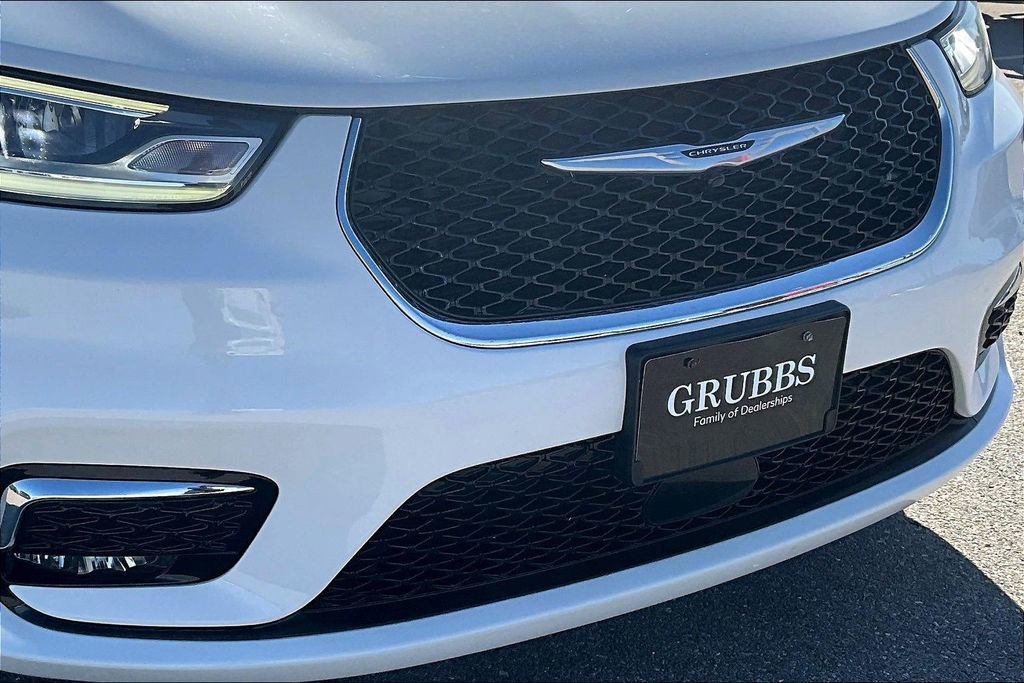 Used 2021 Chrysler Pacifica Touring-L image 40