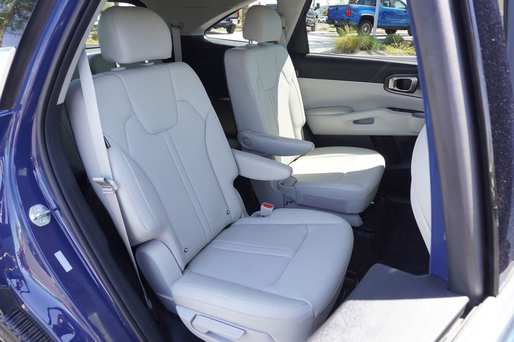 Used 2025 Kia Sorento EX w/ Panoramic Sunroof Package FWD image 9