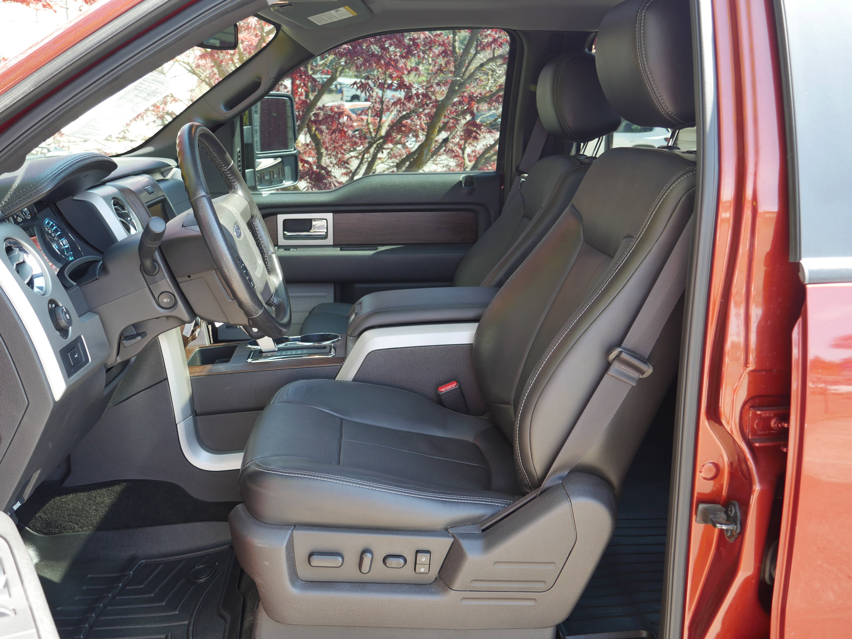 Used 2014 Ford F150 Lariat w/ Equipment Group 502A Luxury AWD/4WD image 3