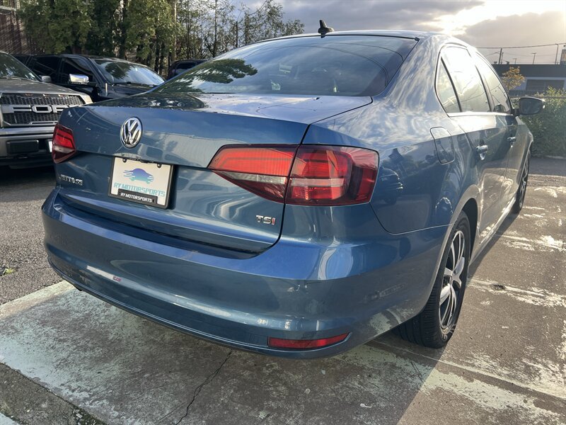 Used 2017 Volkswagen Jetta SE FWD image 5