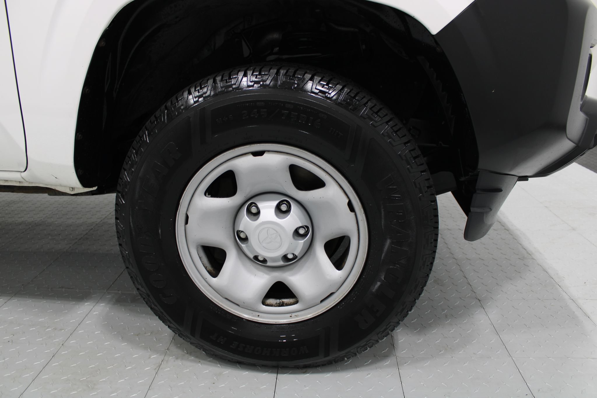 Used 2017 Toyota Tacoma SR RWD image 5