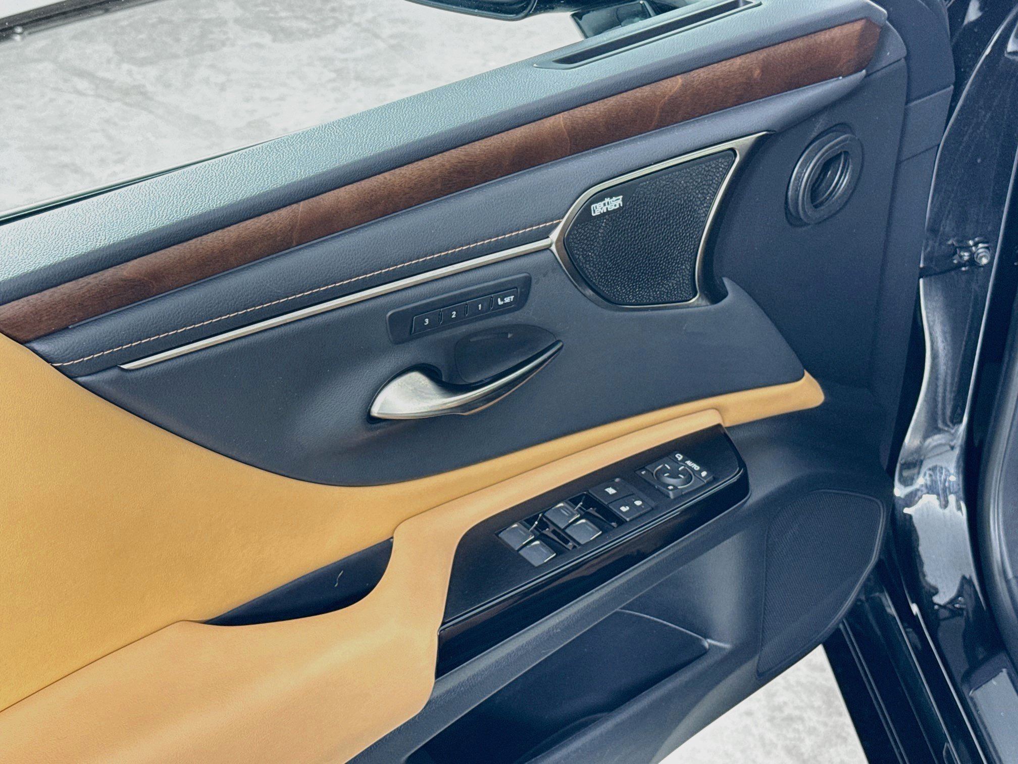 Used 2024 Lexus ES 350 Ultra Luxury w/ Accessory Package (Z2) FWD image 19