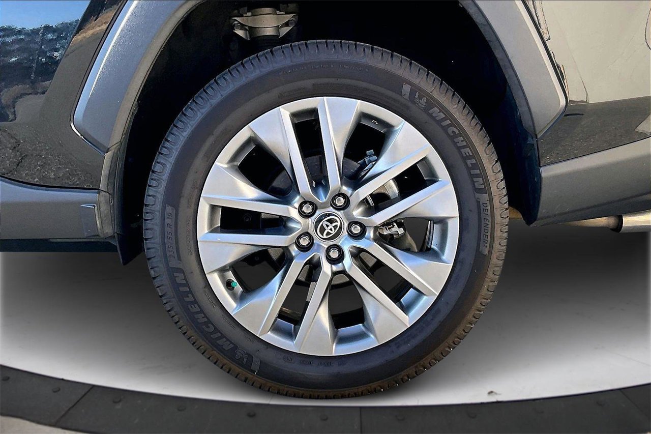 Used 2022 Toyota RAV4 XLE Premium image 34