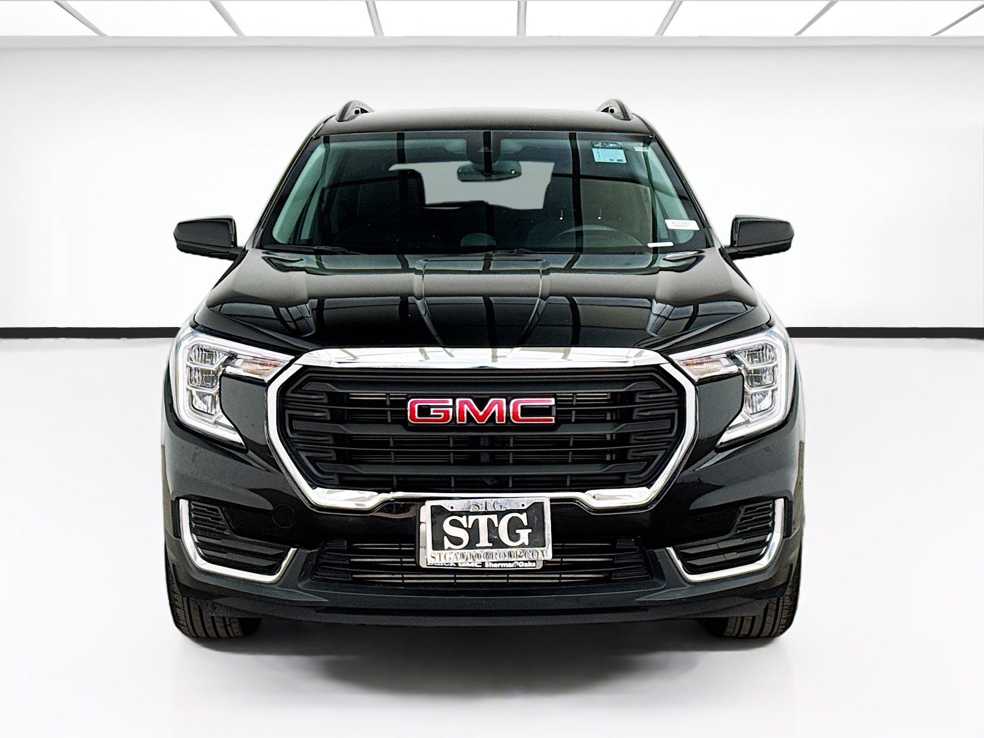 Used 2024 GMC Terrain SLE w/ Driver Convenience Package FWD image 2