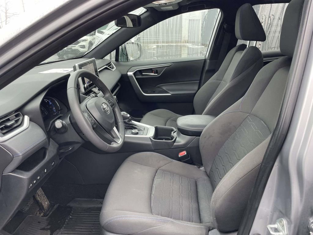 Used 2023 Toyota RAV4 SE image 13