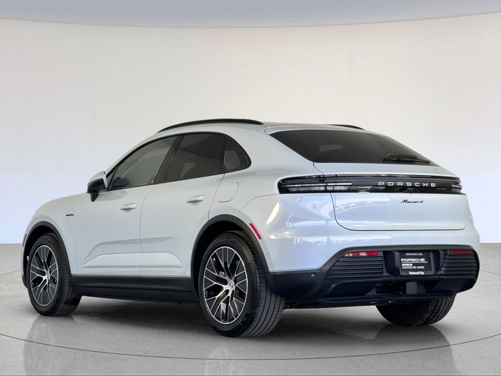 Certified 2025 Porsche Macan 4 Electric AWD/4WD image 3