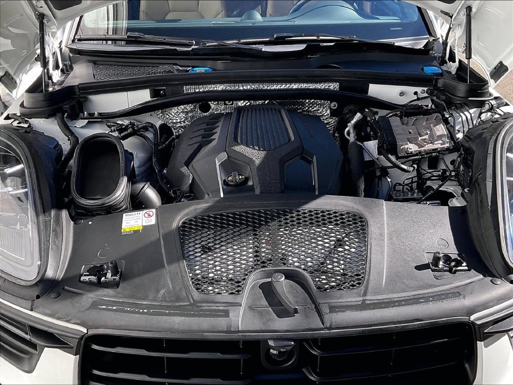 Certified 2023 Porsche Macan AWD/4WD image 15