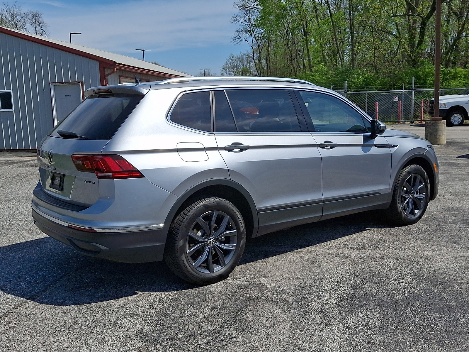 Used 2022 Volkswagen Tiguan SE AWD/4WD image 12