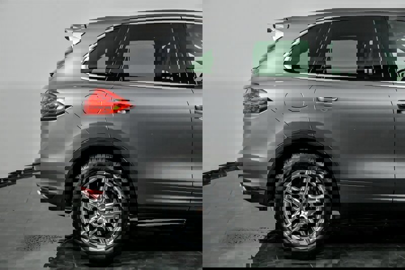 Used 2014 Porsche Cayenne Platinum Edition image 11