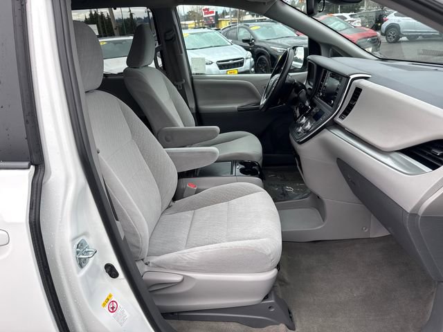Used 2018 Toyota Sienna LE image 11