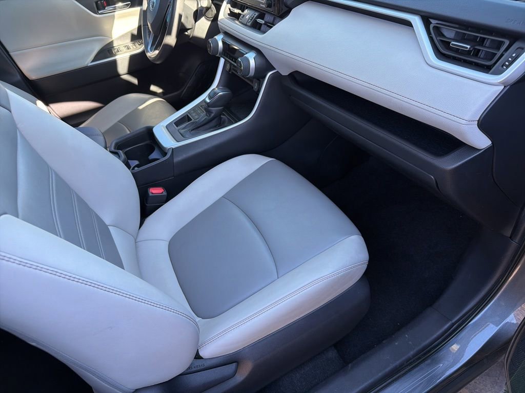 Used 2021 Toyota RAV4 XLE Premium image 4
