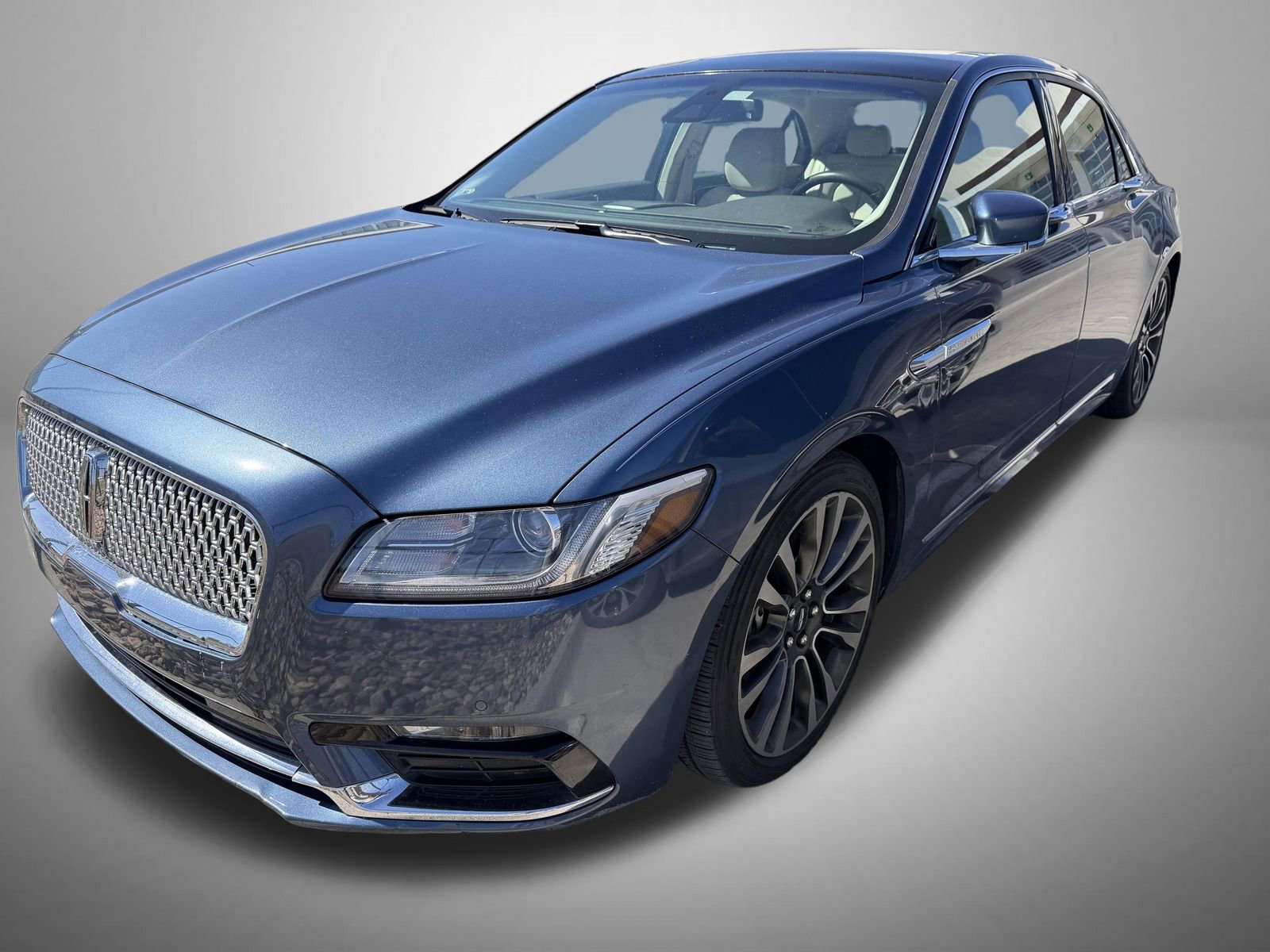 Used 2019 Lincoln Continental Select image 2