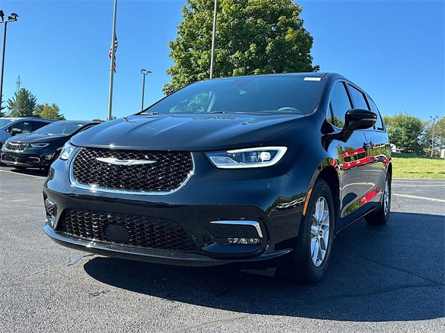 New 2026 Chrysler Pacifica Select image 3
